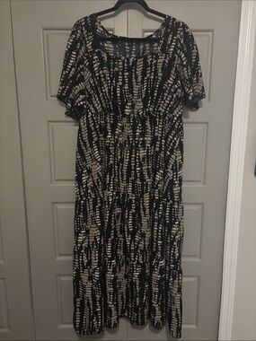 SHEIN Black and Cream Abstract Print Short-Sleeve Maxi Dress